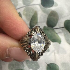 Stunning Sterling silver ring with a beautiful crystal